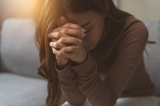 小三說不知道丈夫已婚,女子低頭抱頭,神情沮喪苦惱坐在沙發上 小三說不知道丈夫已婚,女子低頭抱頭,神情沮喪苦惱坐在沙發上