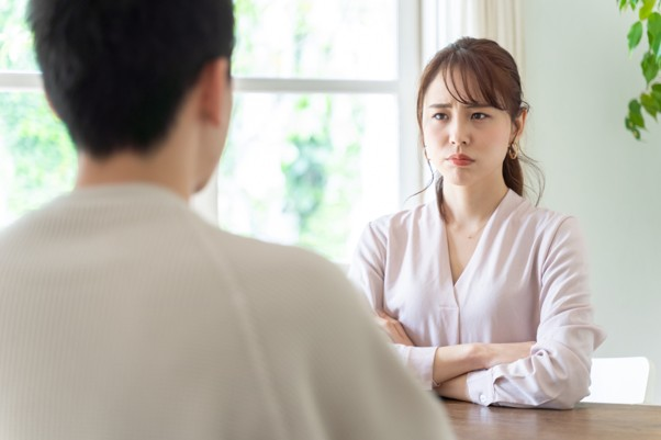 一名女子生氣看著丈夫,動著想離婚的念頭 一名女子生氣看著丈夫,動著想離婚的念頭
