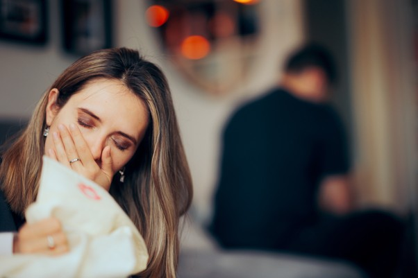 發現丈夫外遇,而暗自啜泣的妻子 妻子發現家中有其他女人的口紅印