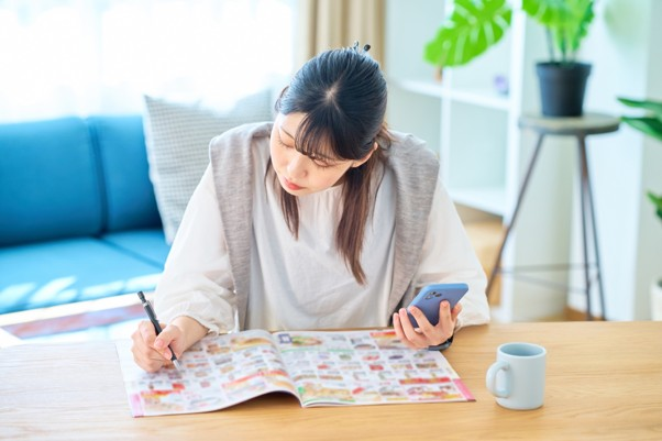 女子仔細在核對重要事項