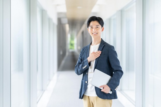 專業的員工背景調查是有要領的 一名個男子胸有成竹地表達自己的專業